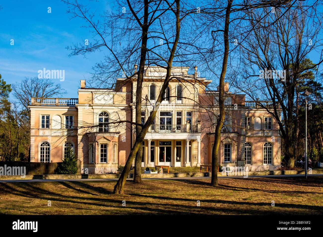 Konstancin-Jeziorna, Mazovia / Pologne - 2019/03/23: Palais du Casino historique reconstruit résidence Konstancin dans le parc des sources Konstancin-Jeziorna Banque D'Images