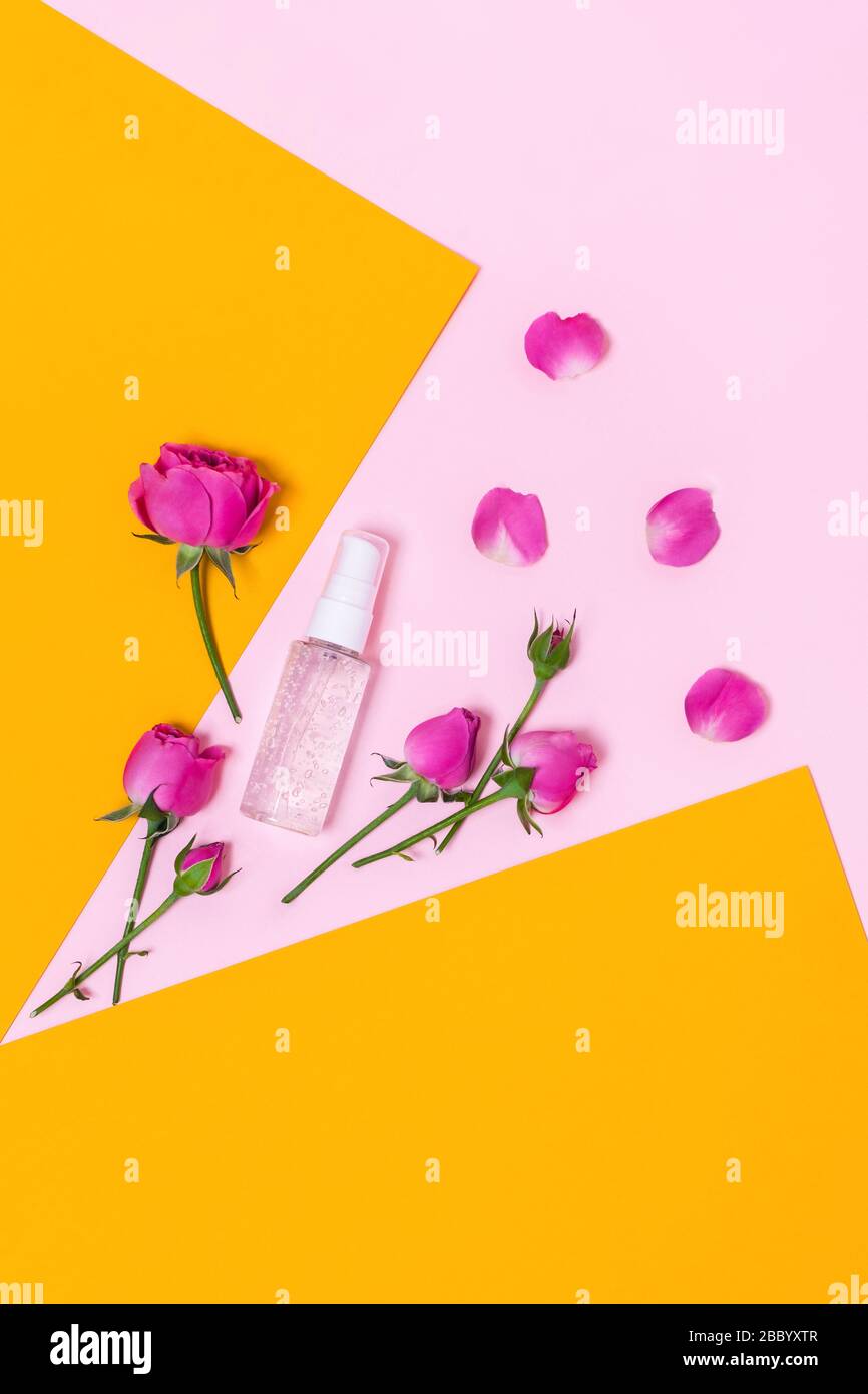 Solution désinfectante naturelle pour les mains ou taches liquides pour les yeux. Photographie verticale. Banque D'Images