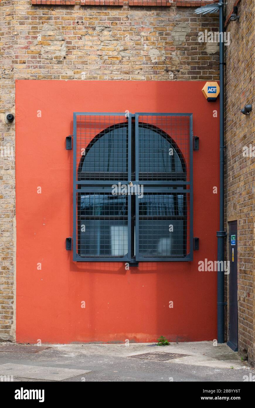 Fenêtre d'angle des ateliers sur Canham Road/ Warple Way/ Stanley Gardens, East Acton, Londres, Banque D'Images
