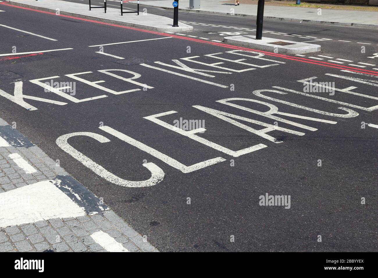 Restez à l'écart - panneau d'intersection peint sur la chaussée à Londres, au Royaume-Uni. Banque D'Images