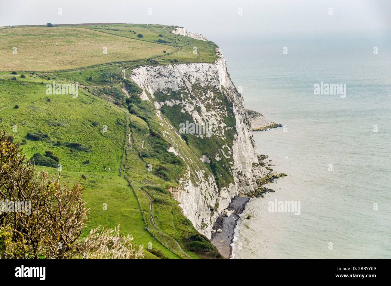 Falaises blanches de Douvres avec des marcheurs et des vues Banque D'Images