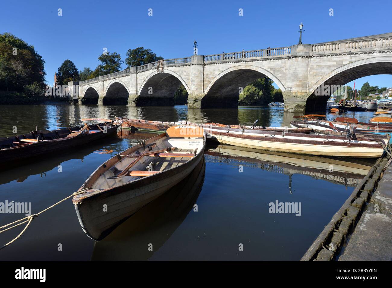 Bateaux sur la Tamise près de Richmond Bridge, Richmond, Londres, Royaume-Uni Banque D'Images