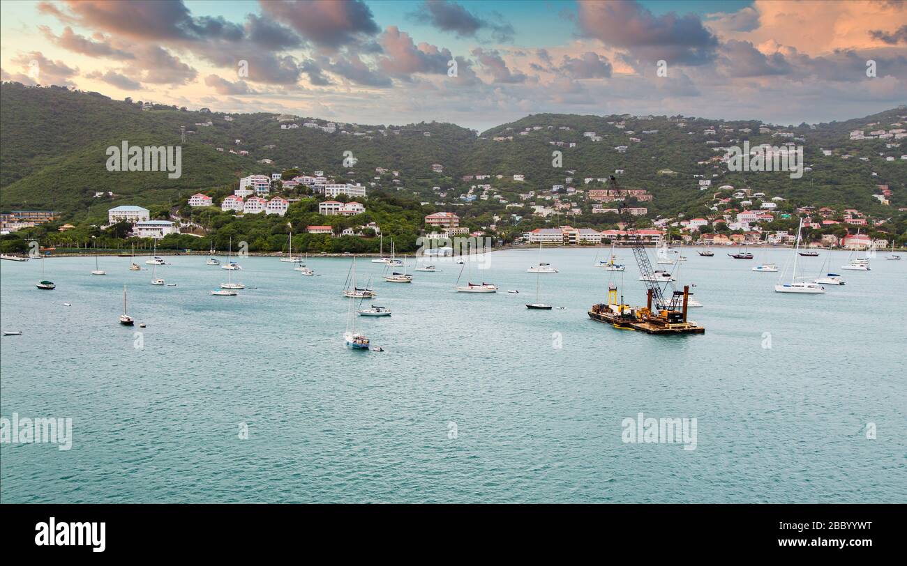 Voiliers autour de Pier Construction à St Thomas Banque D'Images