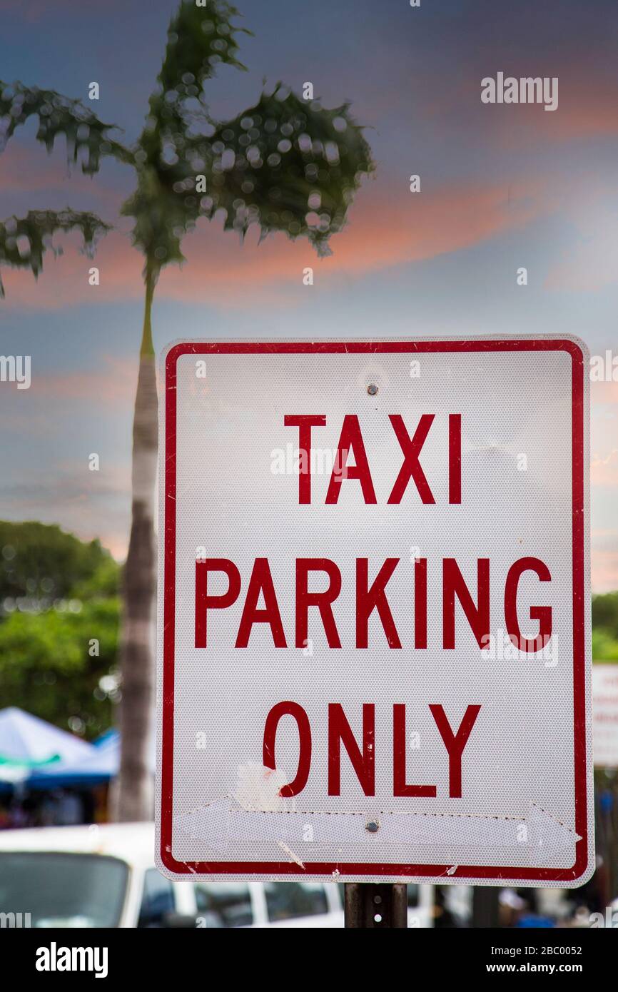 Parking en taxi uniquement à Tropical Dusk Banque D'Images