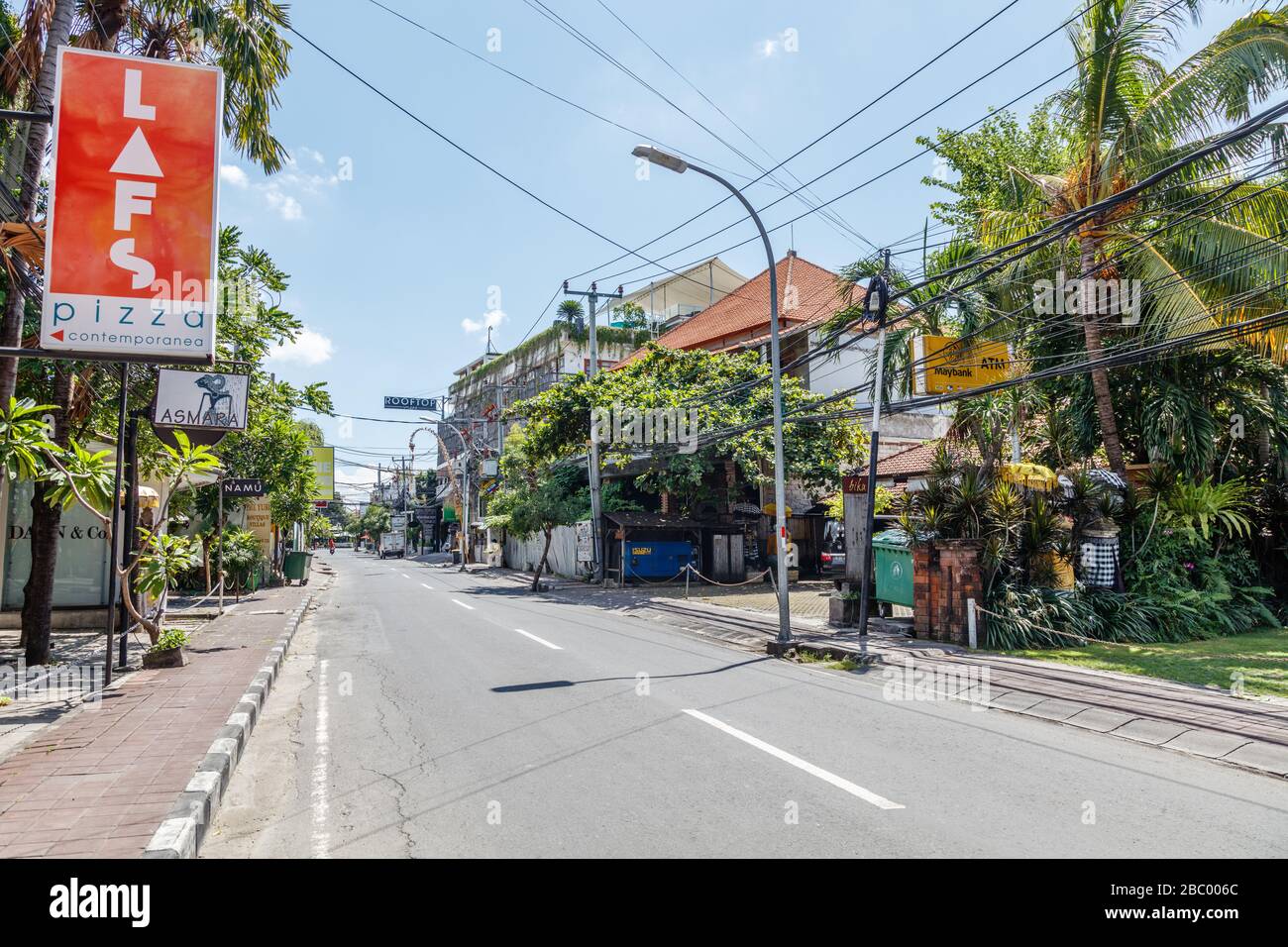 Avril 01, 2020. Rues vides de Bali. Quarantaine pour COVID-19. Petitenget, l'un des quartiers touristiques les plus populaires de Bali. Indonésie. Banque D'Images