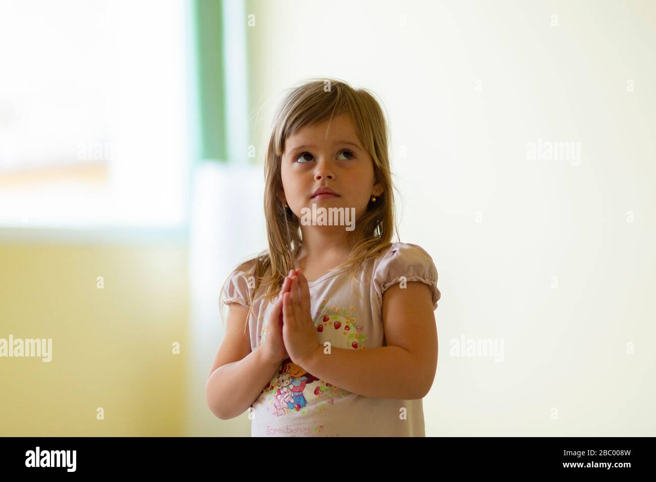 Portrait d'une jeune fille dans un cours de yoga pour enfant Banque D'Images