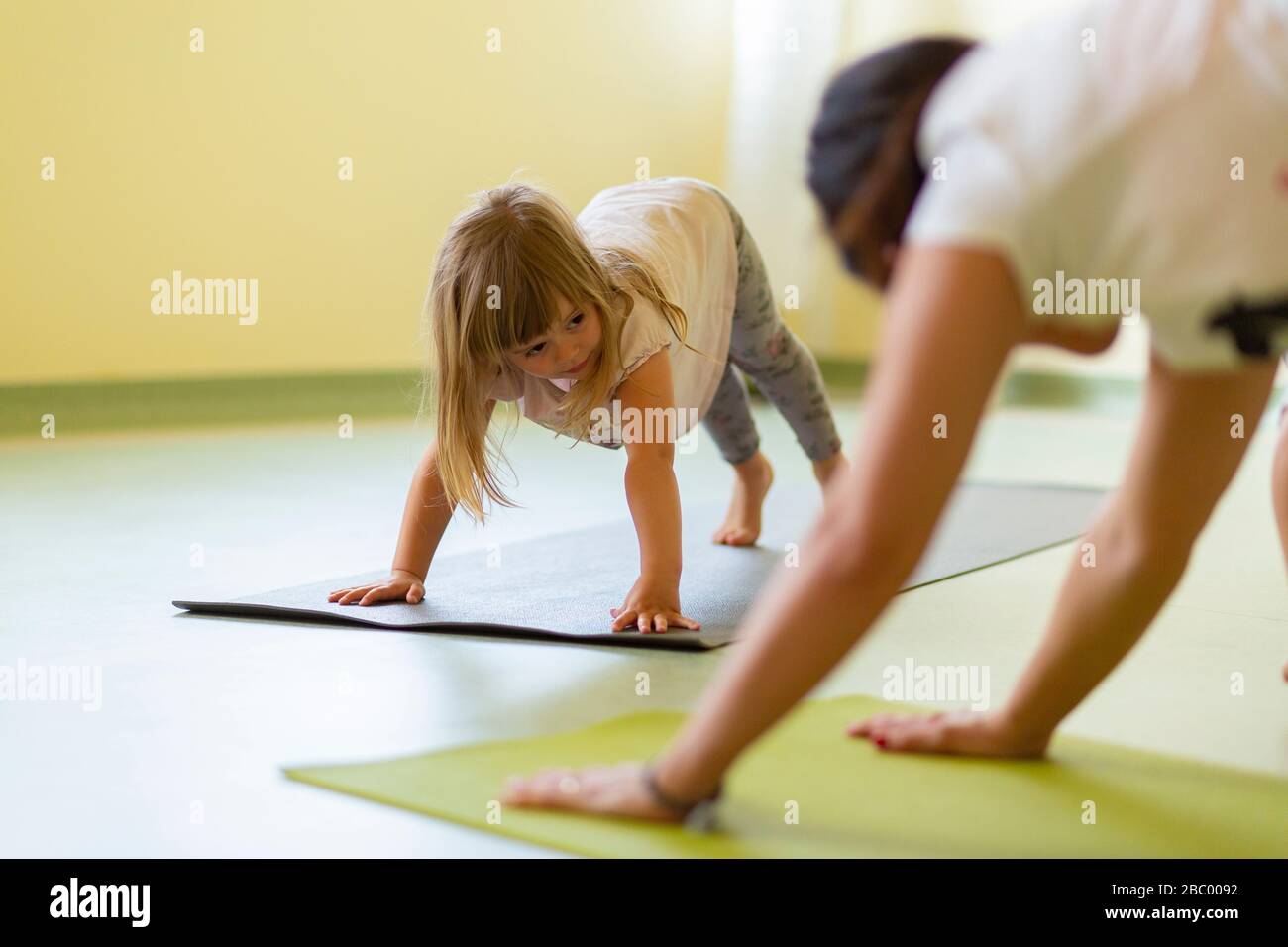 Cours de yoga pour enfants en cours Banque D'Images
