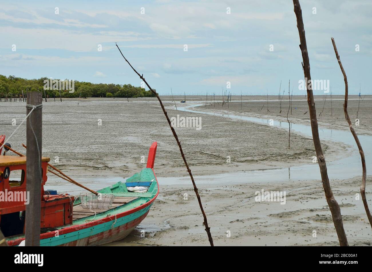 Bateau de pêche traditionnel coloré allongé sur sec à marée basse Banque D'Images