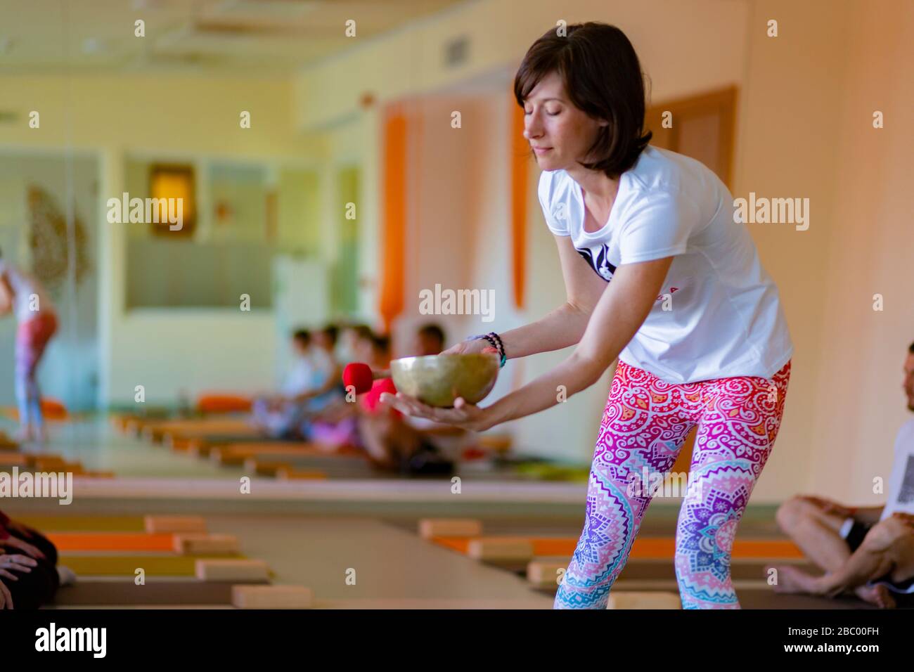 Relaxation du bol de chant dans un cours de yoga Banque D'Images