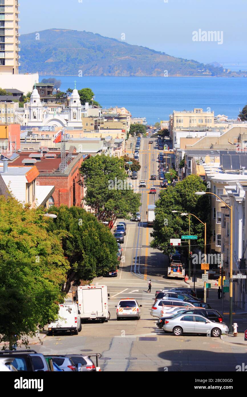 San Francisco, Californie - vue sur la rue de la ville avec Nob Hill et Russian Hill. Banque D'Images