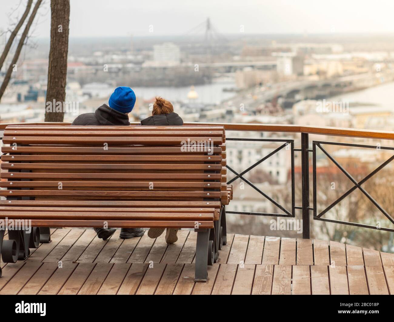 Deux amoureux, dans un cadre romantique, admirez la vue sur le paysage de la ville. Photo dans des tons orange chauds. Banque D'Images