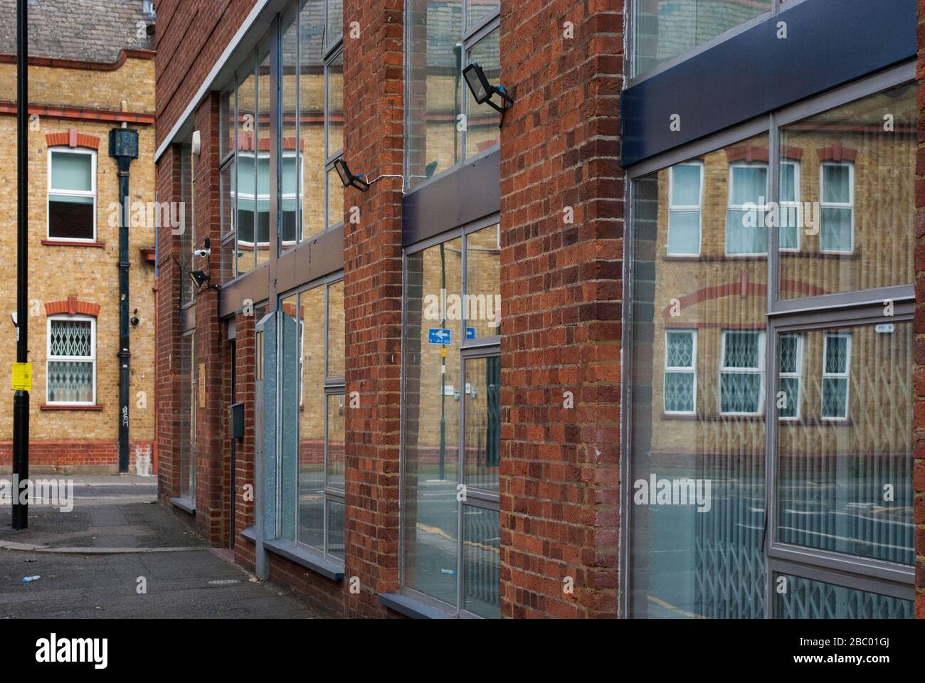 MOSQUÉE DE L'UNIVERSITÉ DE CANAPÉ, 1 Bradford Road, Wimple Way, East Acton, Londres, Banque D'Images