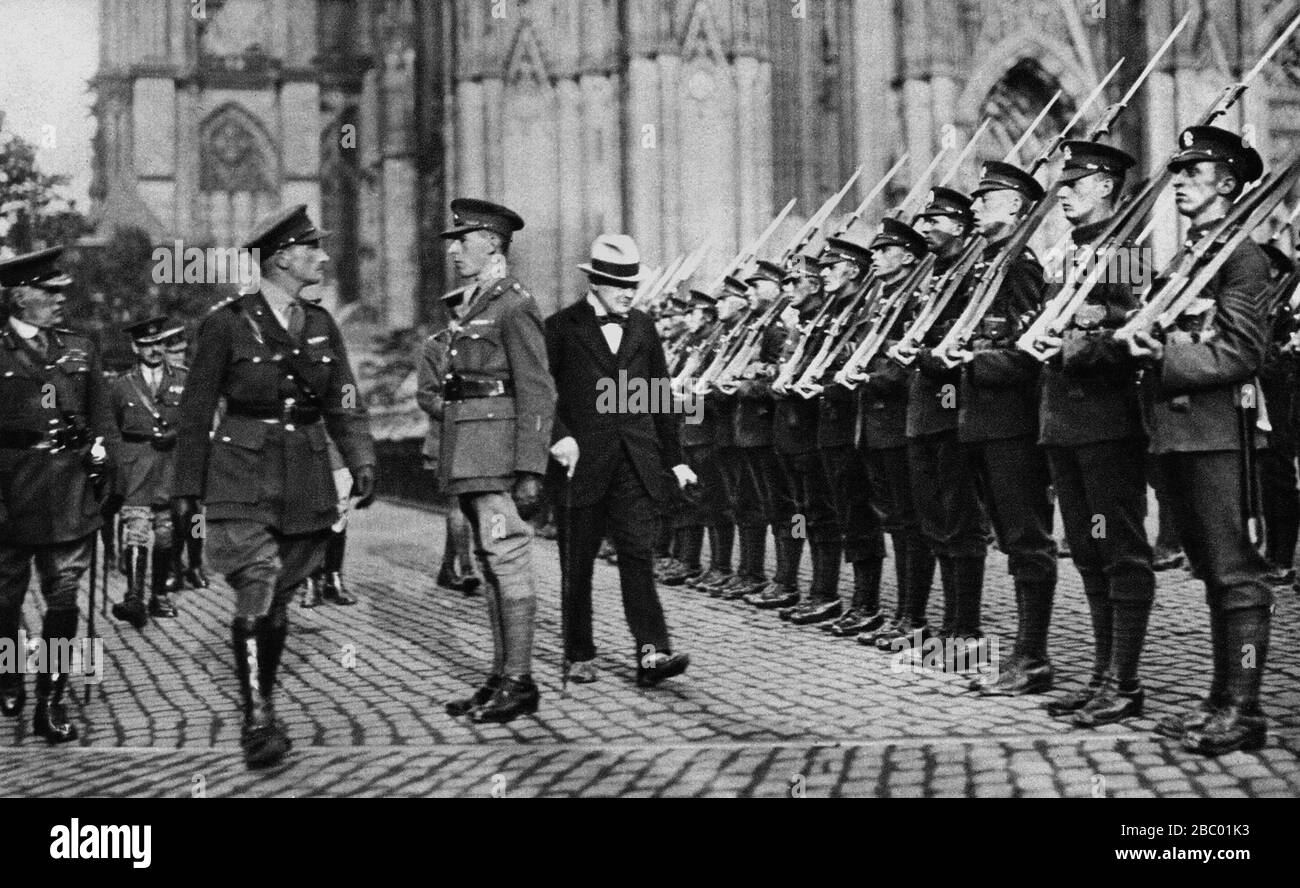 Winston Churchill inspecte les forces britanniques lors d'une visite de l'armée d'occupation britannique à Cologne, en Allemagne. Août. 1919. Avec Sir William Robertson Banque D'Images