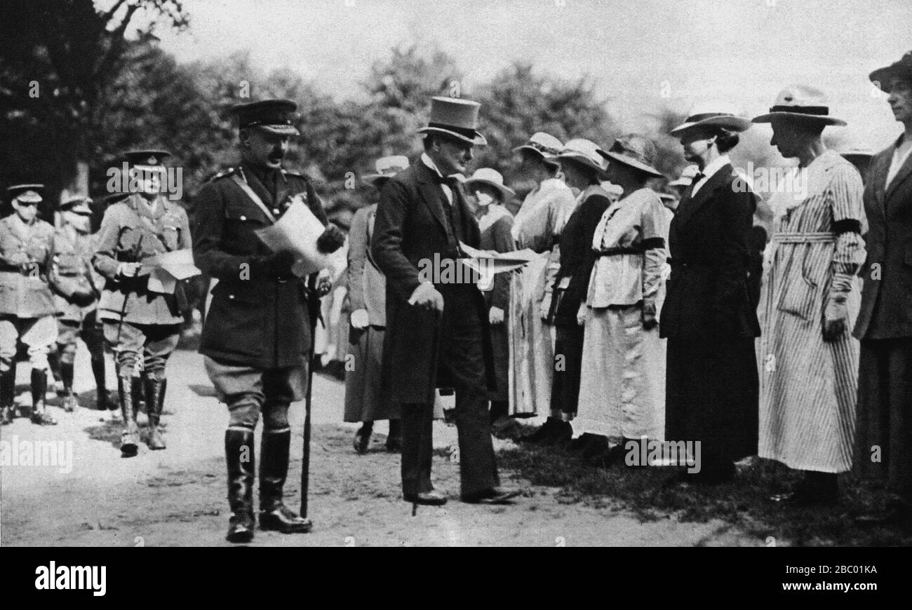 Churchill inspecte des travailleuses britanniques à Stadtwald lors d'une visite de l'Armée d'occupation britannique à Cologne, en Allemagne. 1919 Banque D'Images