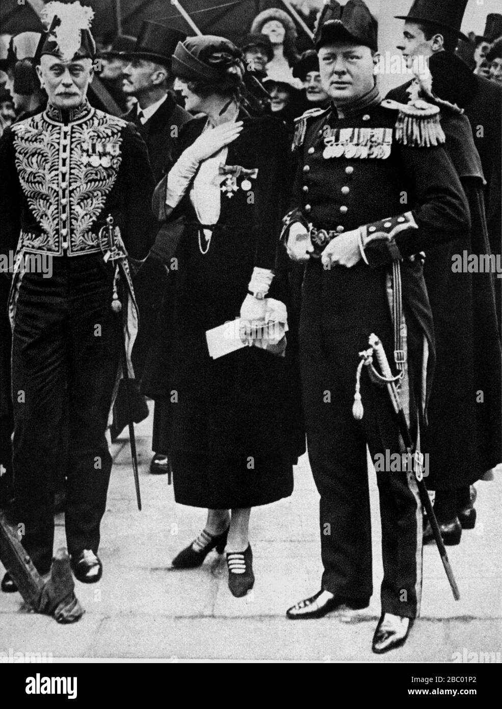 Winston Churchill avec son épouse, Clementine, au mariage de la princesse Marie, fille du roi George V, à Lord Lascelles.28 février 1922. Banque D'Images