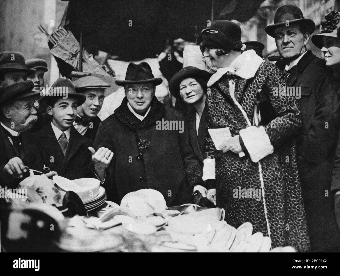 Winston Churchill démarchant au marché de Berwick Street à Soho, Londres, 18 mars 1924 Banque D'Images