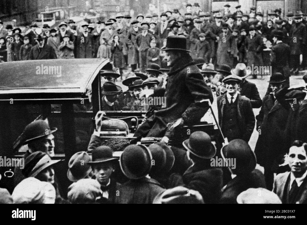 Winston Churchill démarchant pour la division Abbey de Westminster lors de l'élection de mars 1924 comme candidat indépendant. Banque D'Images
