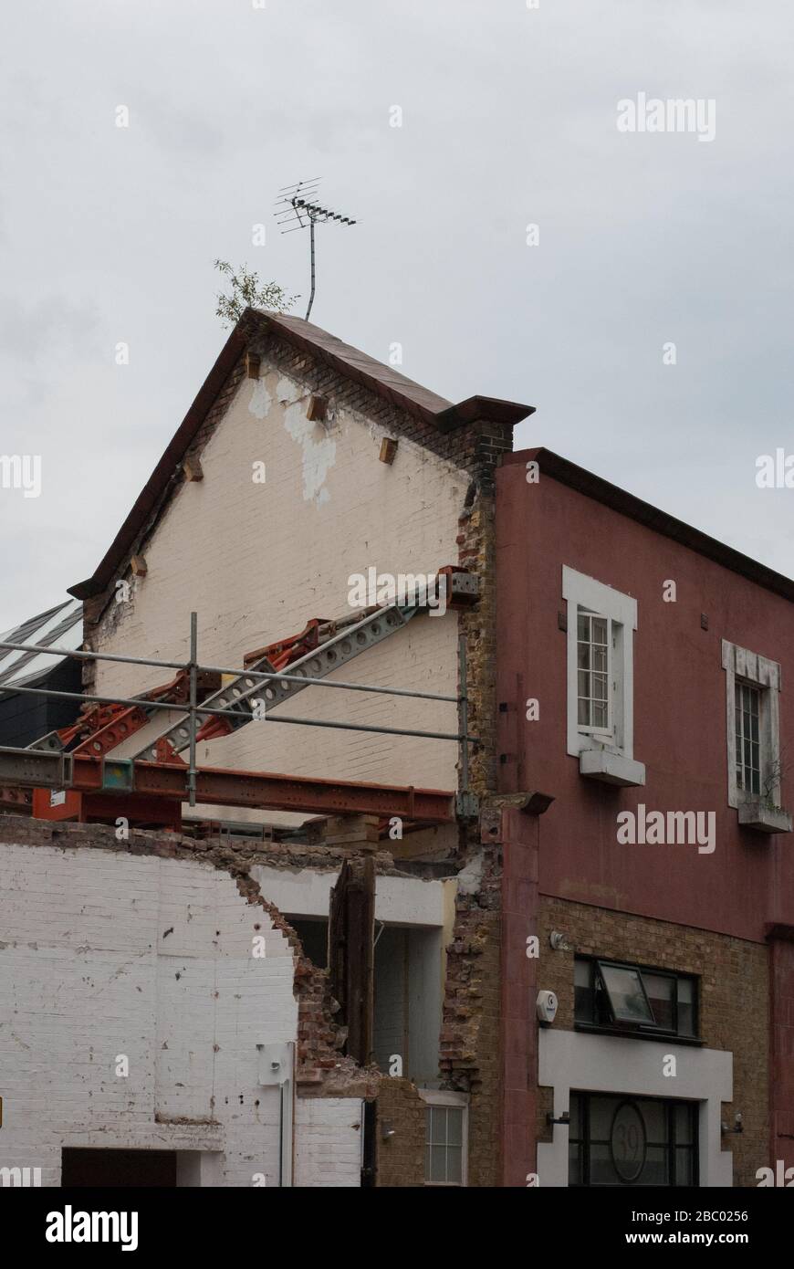 Réaménagement Construction démolition site à 35-37 Warple Way, East Acton, Londres,   par Ernest Tsui Architects Banque D'Images