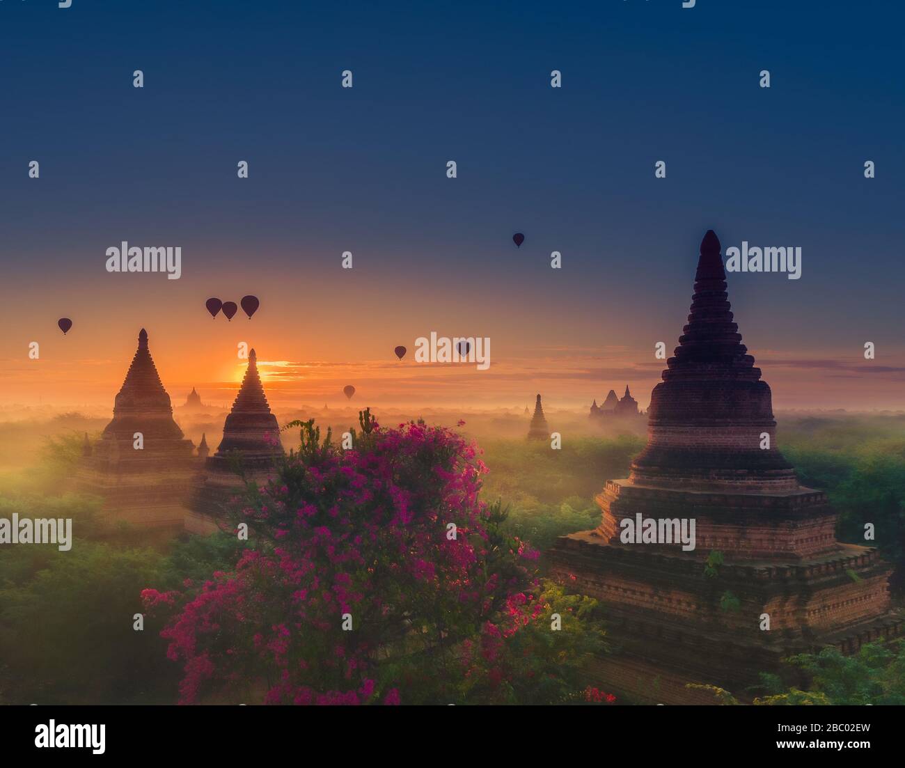 Montgolfières au lever du soleil au-dessus de magnifiques pagodes en forme de cloche Bagan Myanmar Banque D'Images