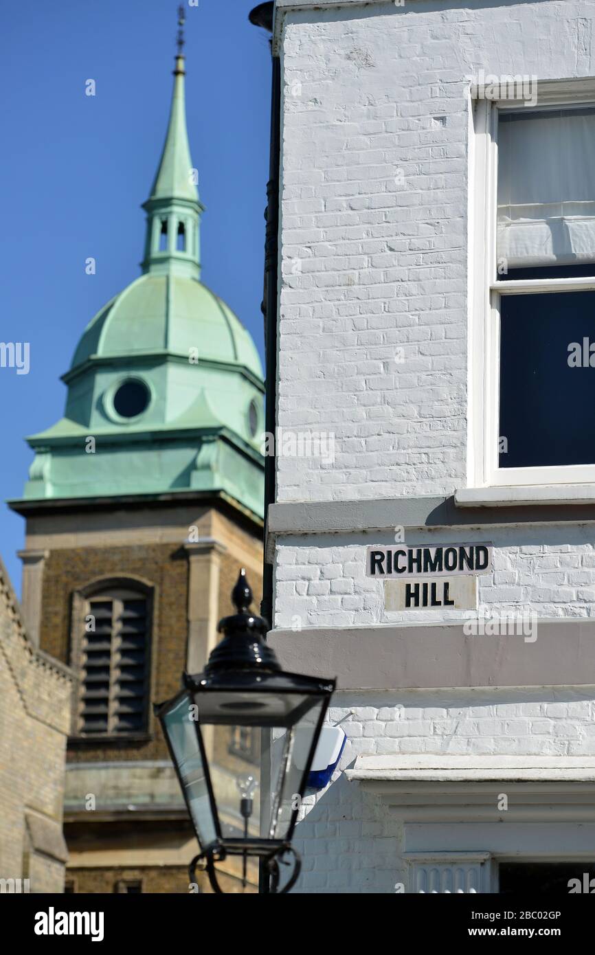 Richmond Hill, Richmond, Londres, Royaume-Uni, montrant la spire de l'église St Elizabeth du Portugal Banque D'Images