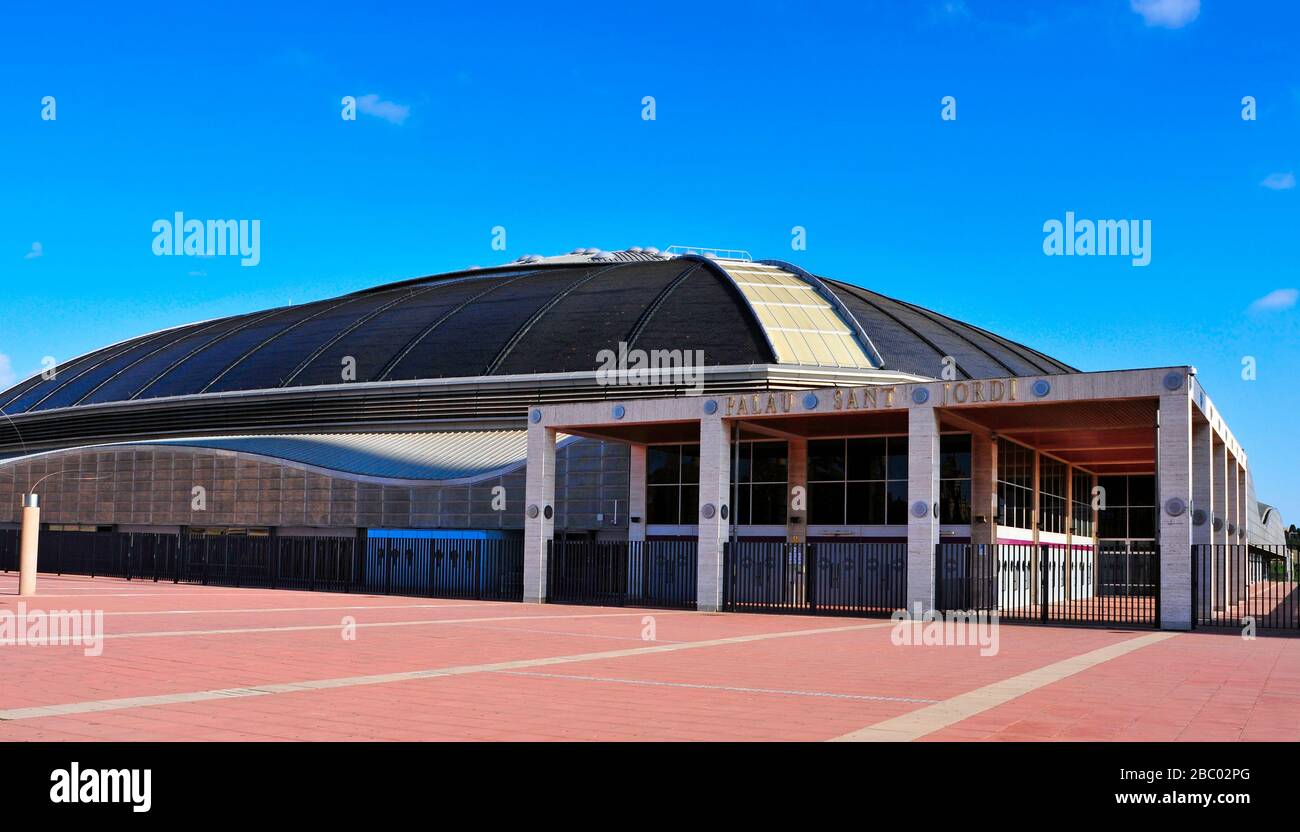 BARCELONE, ESPAGNE - 17 AOÛT : vue sur l'arène Palau Sant Jordi le 17 août 2014 à Barcelone, Espagne. Cette arène de sport intérieure a été construite pour le TH Banque D'Images