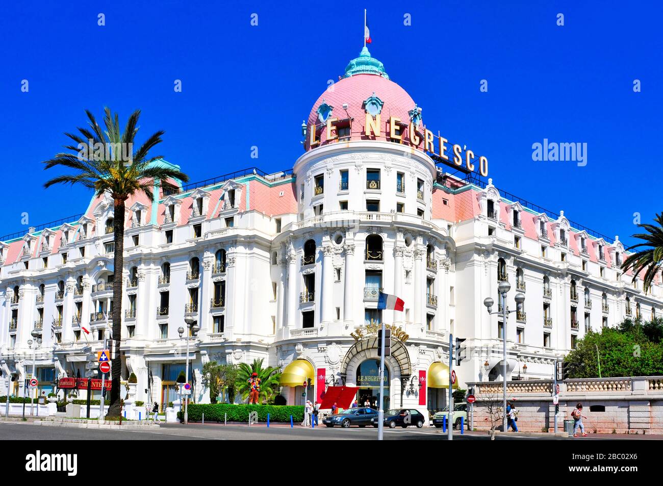 NICE, FRANCE - 16 MAI : le célèbre hôtel le Negresco le 16 mai 2015 à Nice, France. Cet hôtel de luxe historique, situé dans la Promenade des Anglais, Banque D'Images