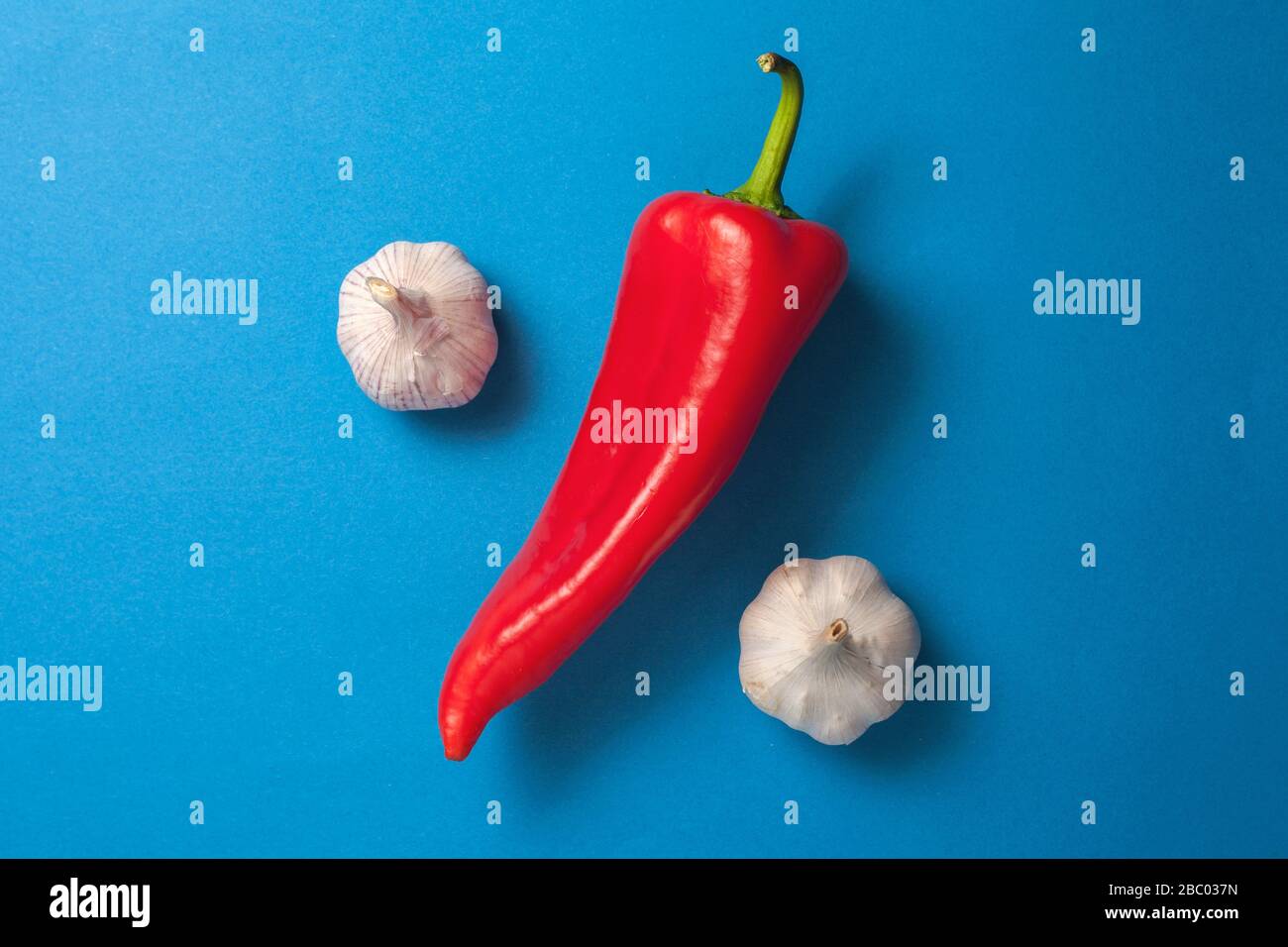 Pourcentage de signes de légumes sur fond bleu. Dans des couleurs naturelles vives et saturées. Plat. Vue de dessus Banque D'Images