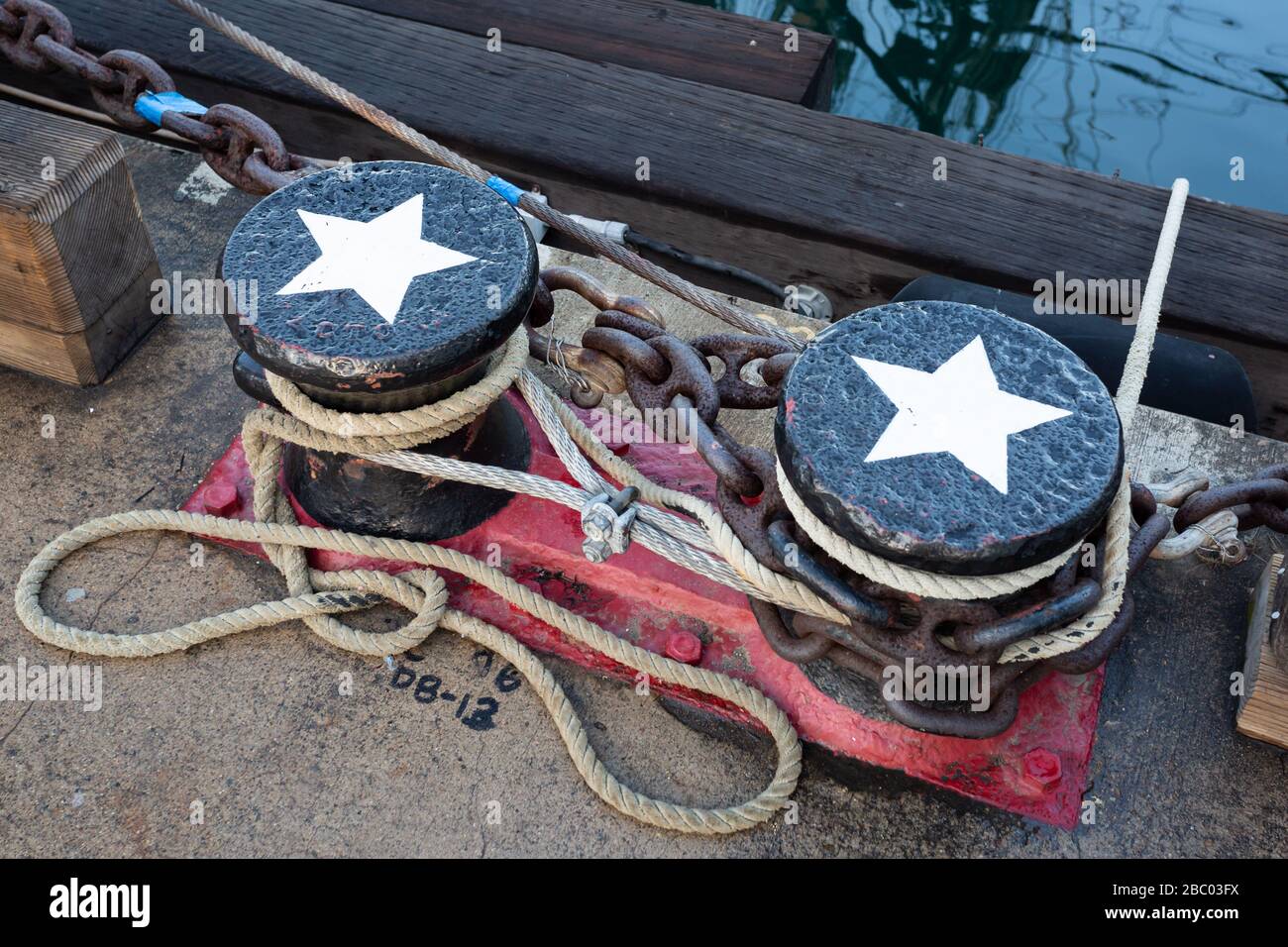 Amarre bolard enchevêché avec une corde d'amarrage au port de San Diego Banque D'Images