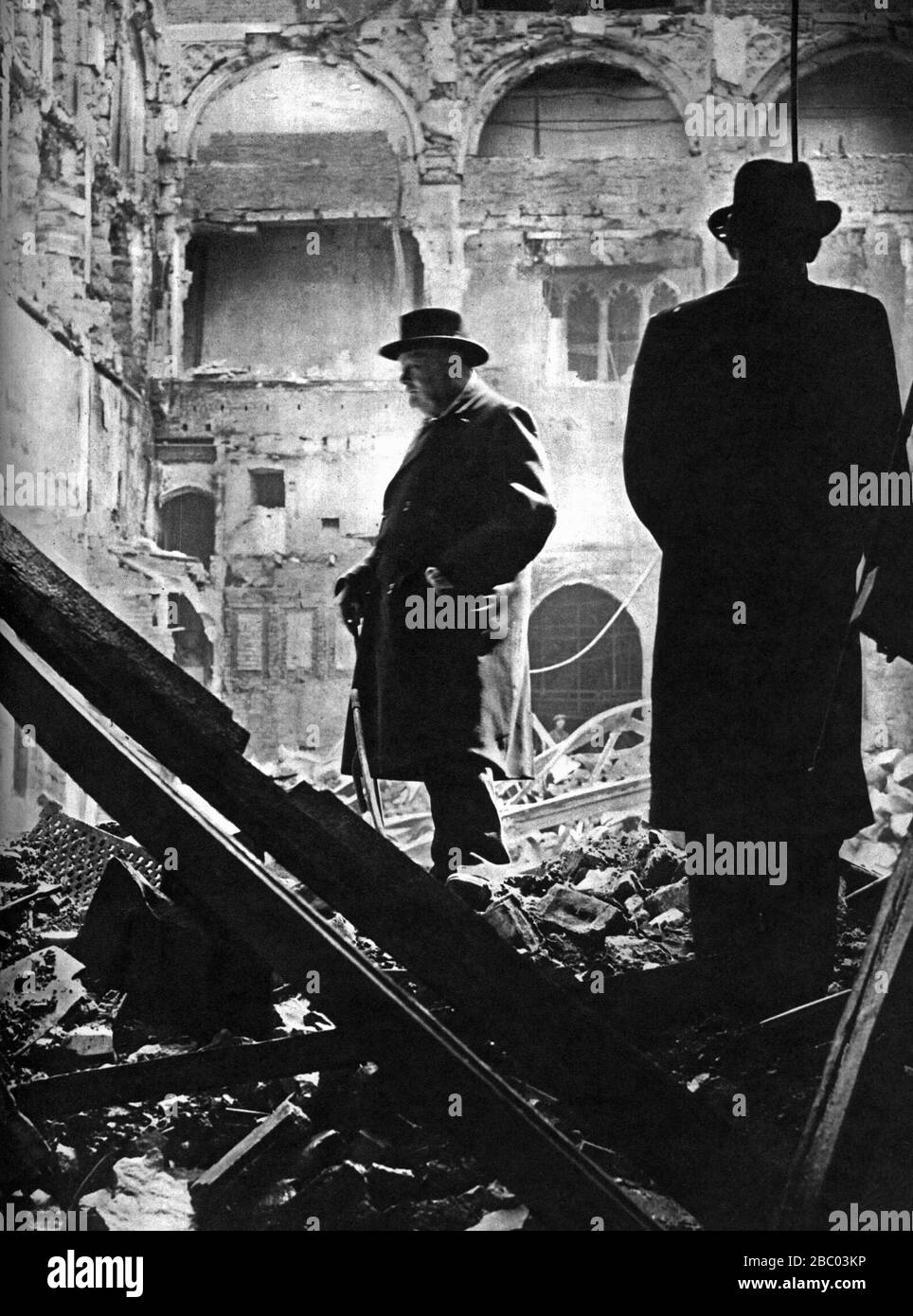 Winston Churchill avec son ami et collègue Brendan Bracken, examine la Chambre des communes ruinée. Détruit par les bombes la nuit précédente. 11 mai 1941. Banque D'Images