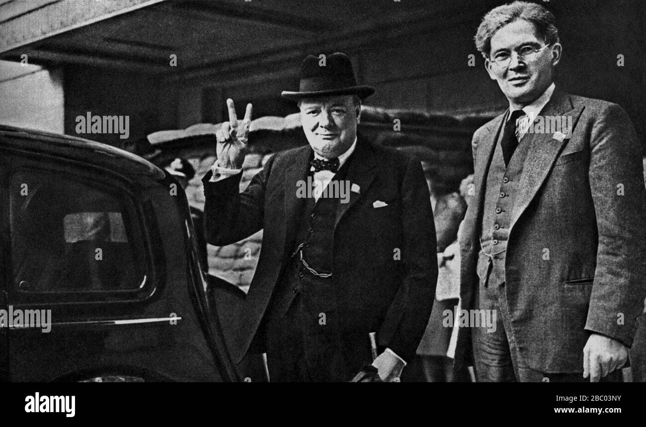 Winston Churchill donne son signe « V for Victory » accompagné de Brendan Bracken au ministère de l'information. 1941 Banque D'Images