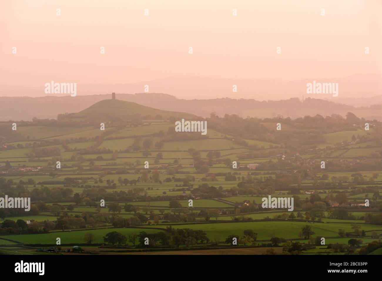 Les niveaux de Somerset et Glastonbury Tor au coucher du soleil depuis les collines de Mendip, près de Wells, Somerset, Angleterre. Banque D'Images