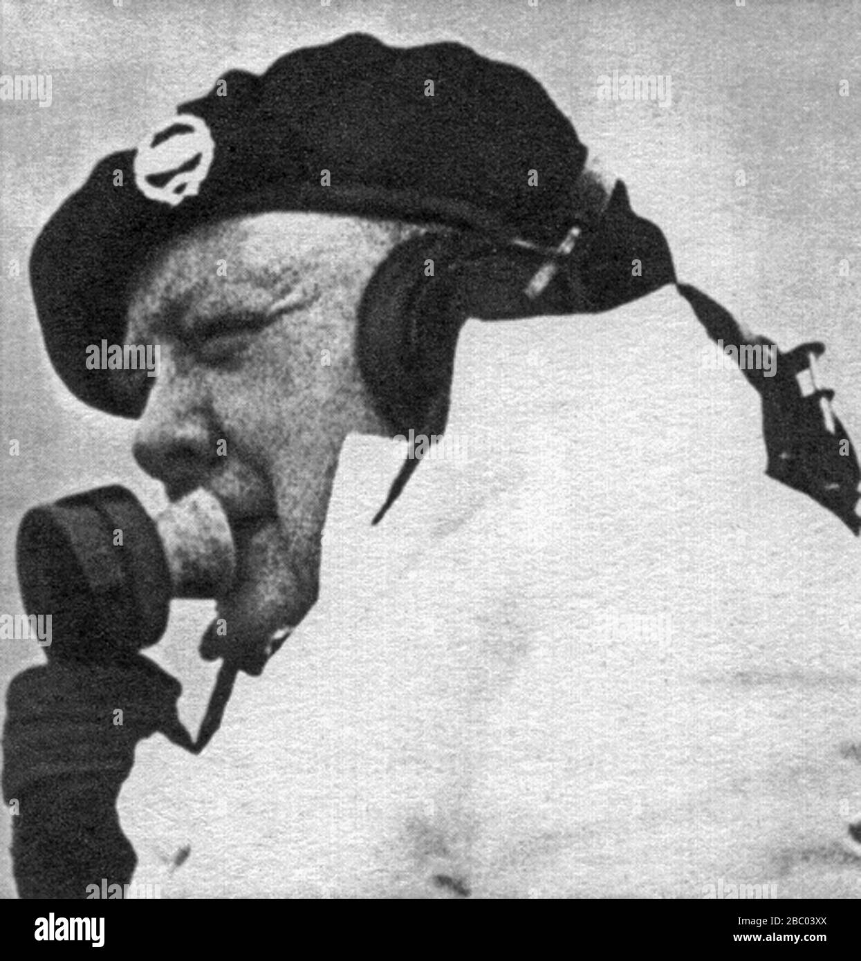 Winston Churchill en utilisant la radio sur un réservoir de Churchill dans le désert occidental. Août 1942. Banque D'Images