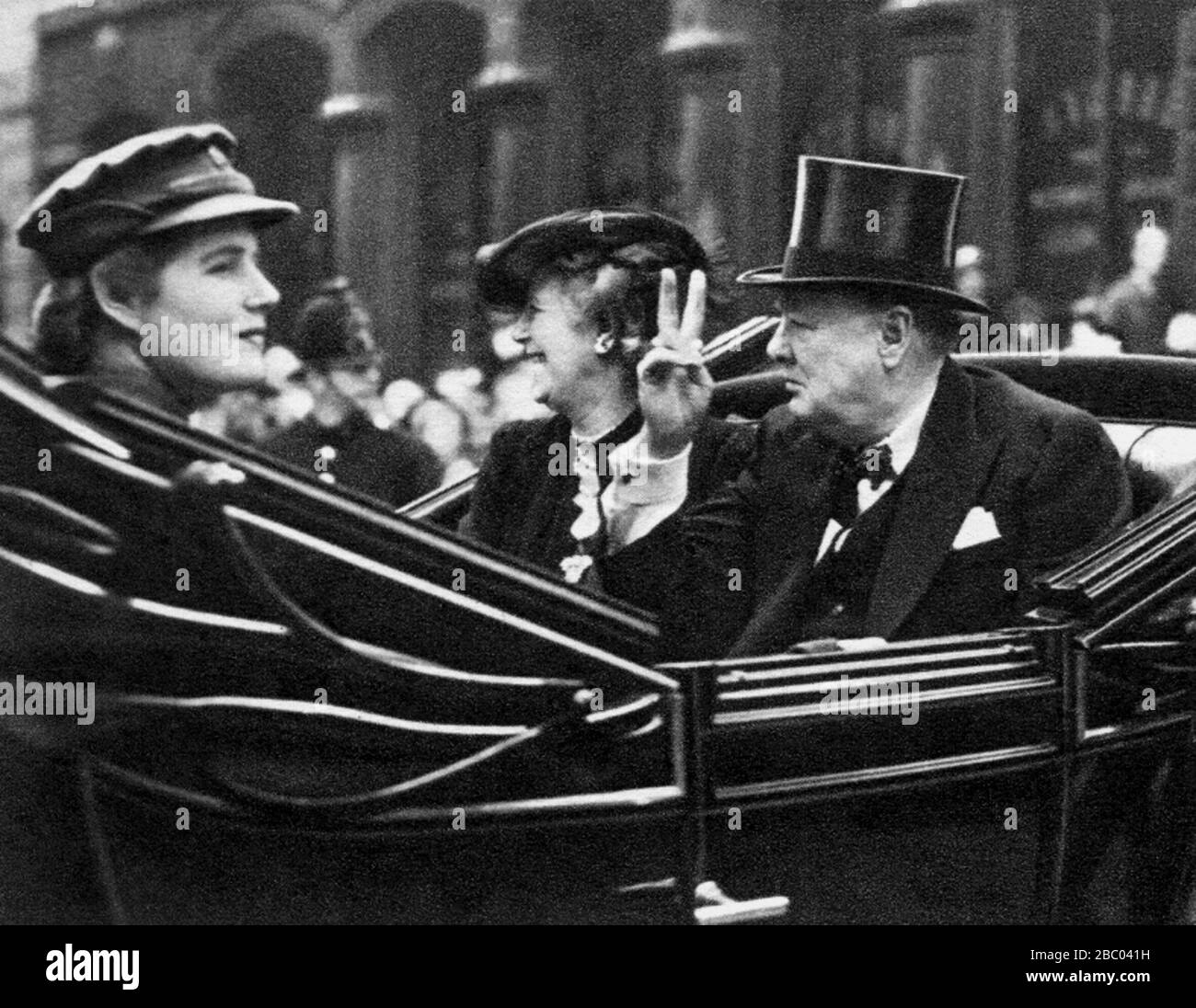 Winston Churchill conduisant dans un landau ouvert avec la fille, Mary et Mme Churchill, après avoir reçu la liberté de la ville de Londres. 30 juin 1943. Banque D'Images