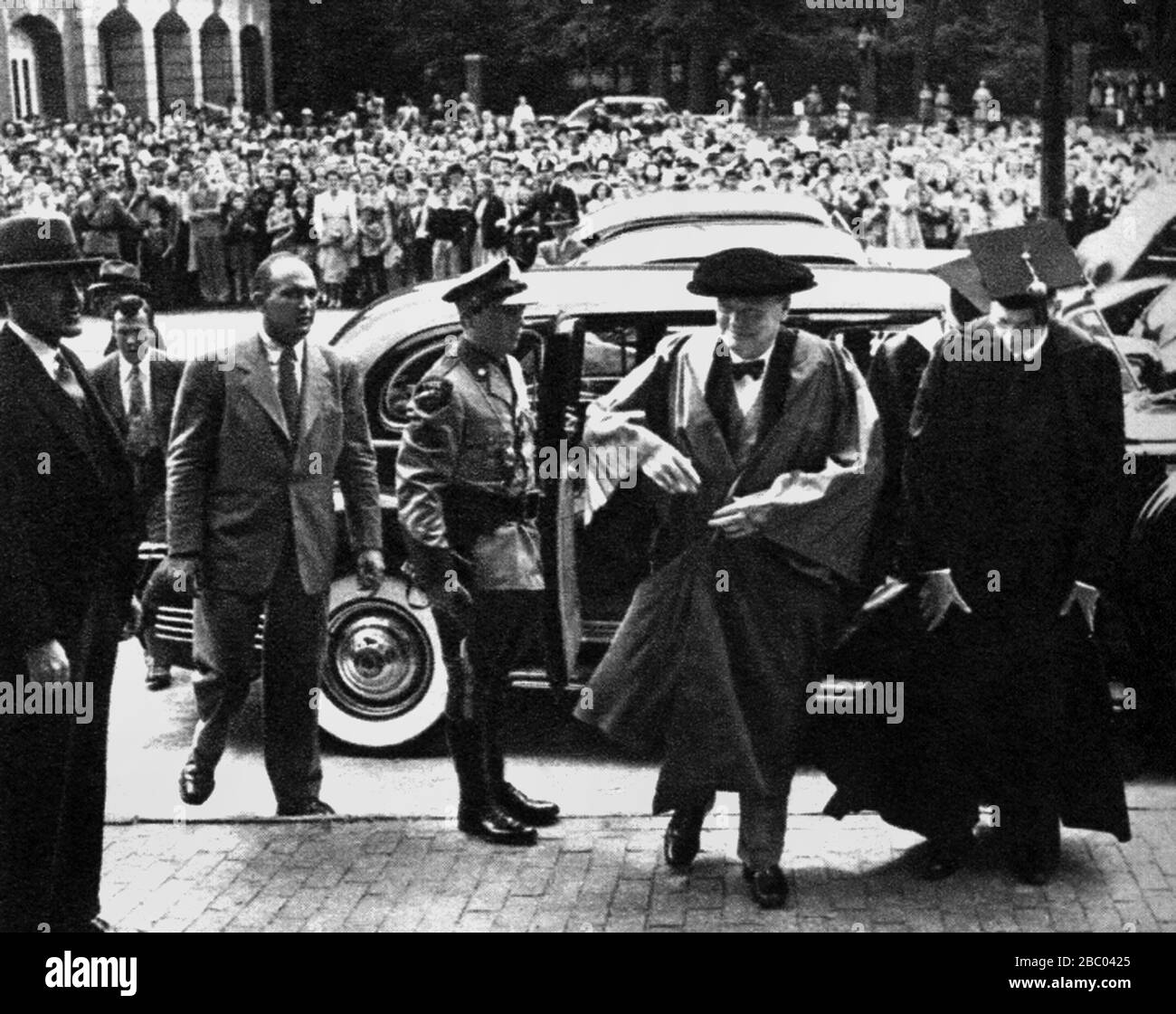 Winston Churchill reçoit son diplôme honorifique de l'Université Harvard. 6 septembre 1943. Banque D'Images