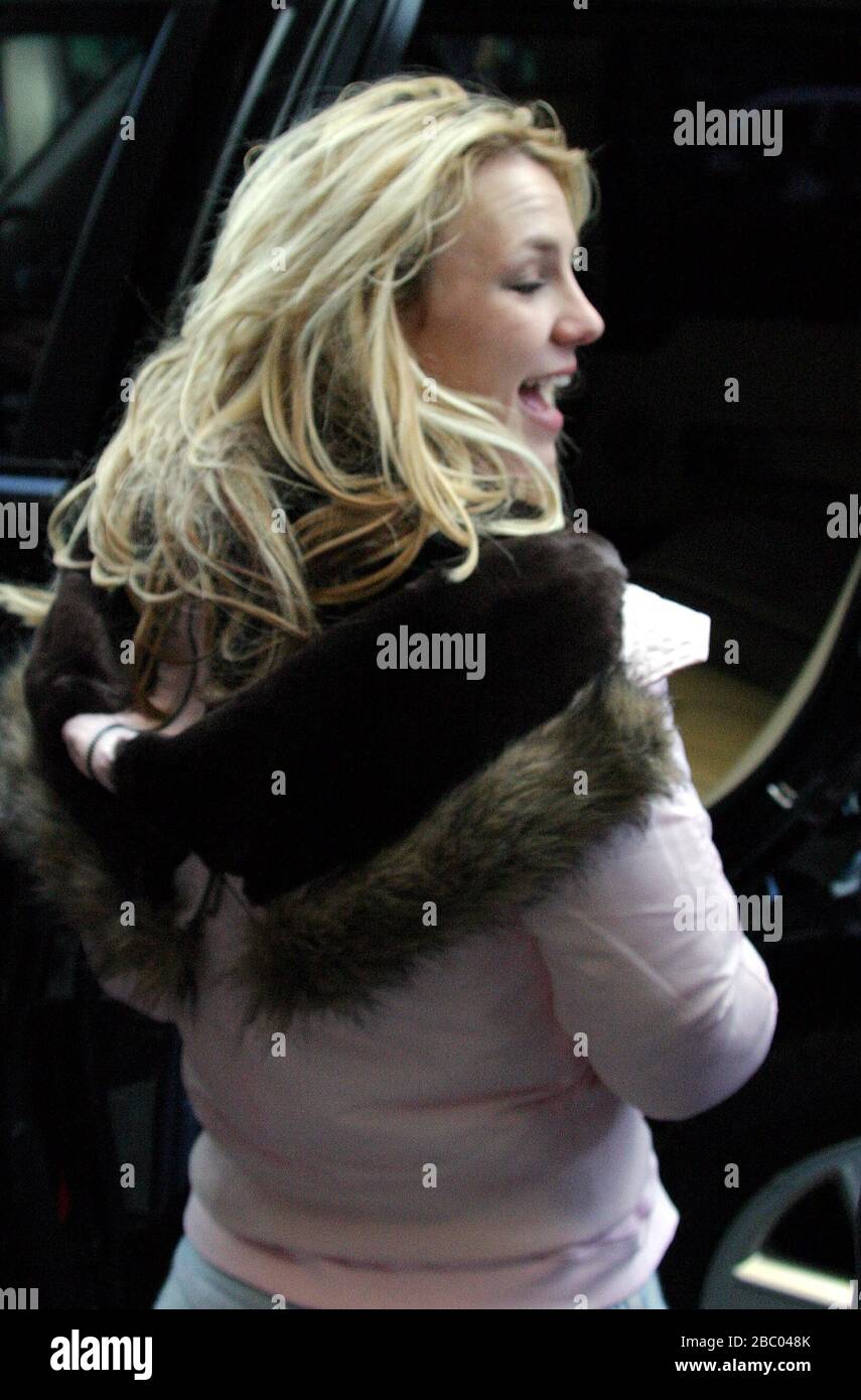 25 octobre 2005. Britney Spears surfaces devant la sortie arrière de son  hôtel Mandarin Oriental de Londres à Hyde Park tôt ce matin vers 8:00,  après une soirée au Rex Cinema and