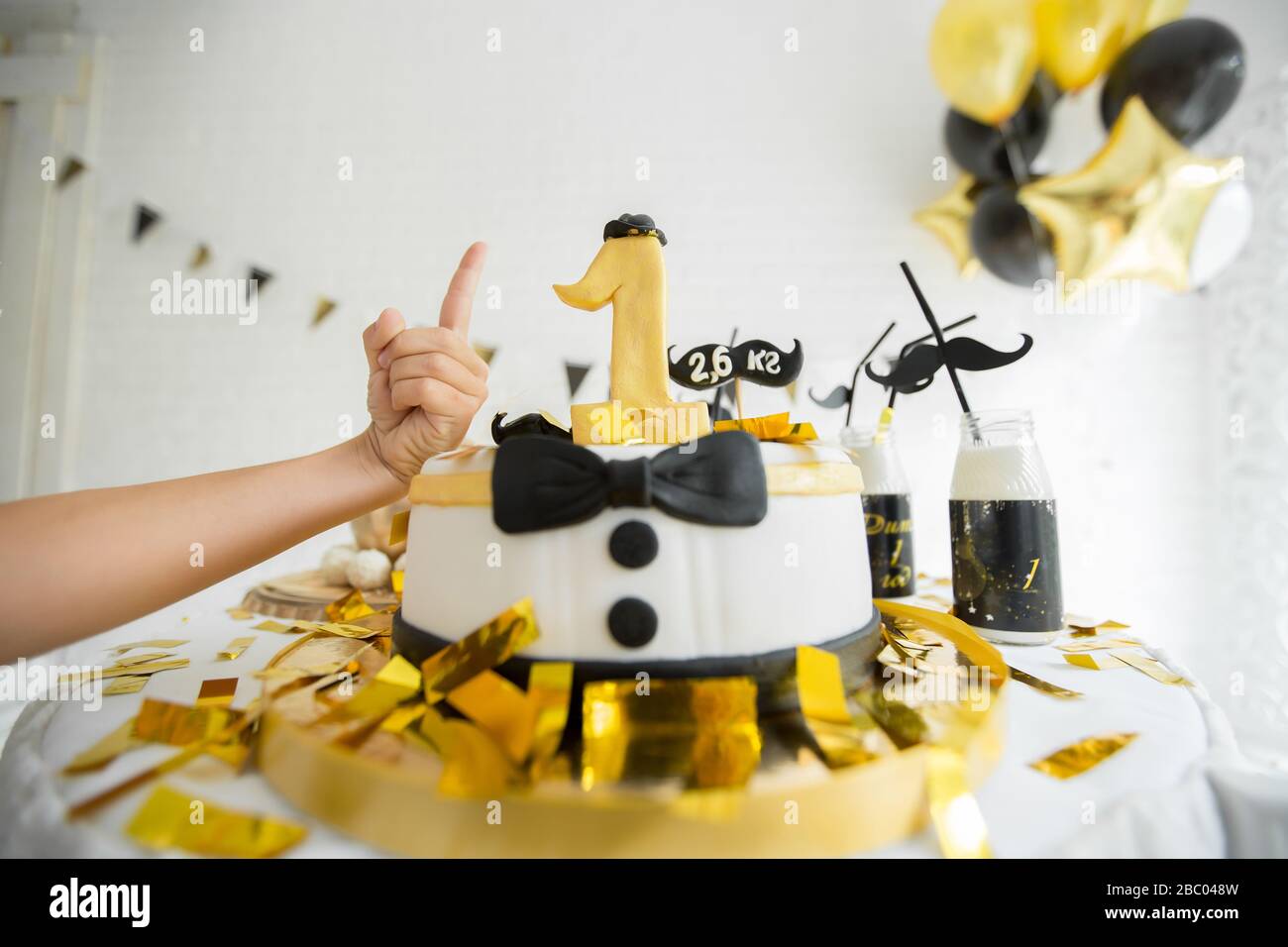 Gateau Pour Le Premier Anniversaire Numero Un Fait De Sucre Gateau Decore D Un Papillon Et D Une Moustache En Sucre Photo Stock Alamy