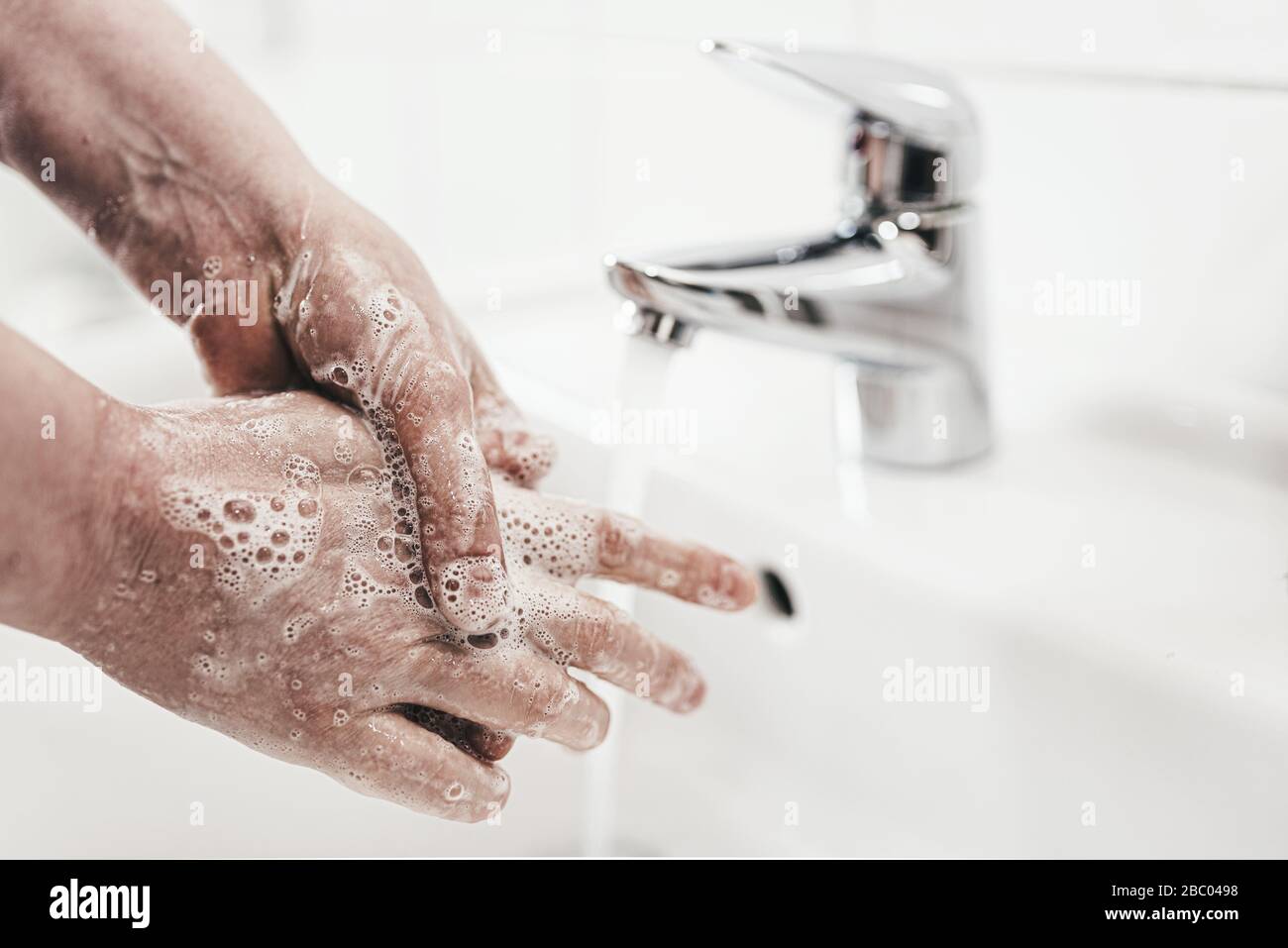 gros plan de la femme se lavant les mains avec du savon à la toilette, mesure d'hygiène lors de l'éclosion de coronavirus covid-19 Banque D'Images