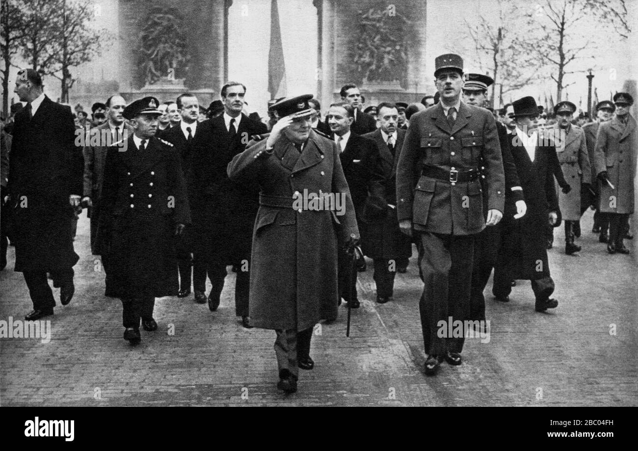 Churchill sur les champs Elysées après la libération de Paris avec de Gaulle. Derrière lui : Duff Cooper, Anthony Eden et Georges Bidault. 11 novembre 1944 Banque D'Images