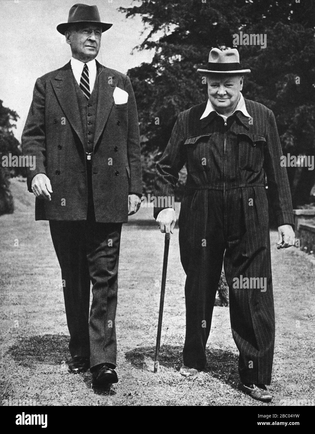 Winston Churchill avec Bernard Baruch dans les jardins de Chartwell.11th Juillet 1949 Banque D'Images