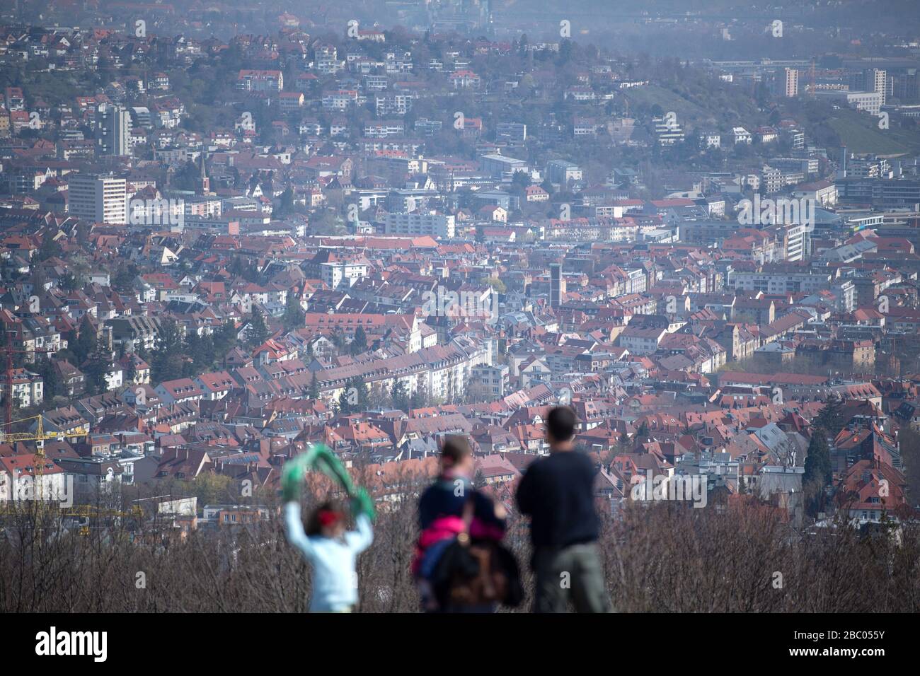 Stuttgart, Allemagne. 02 avril 2020. Les gens se tiennent sur le Birkenkopf et regardent la vue du centre-ville. Plus de 15 000 000 mètres cubes de décombres ont été déposés sur la colline après la seconde Guerre mondiale. La montagne est populairement connue sous le nom de 'Morte Scherbelino'. Crédit: Marijan Murat/dpa/Alay Live News Banque D'Images