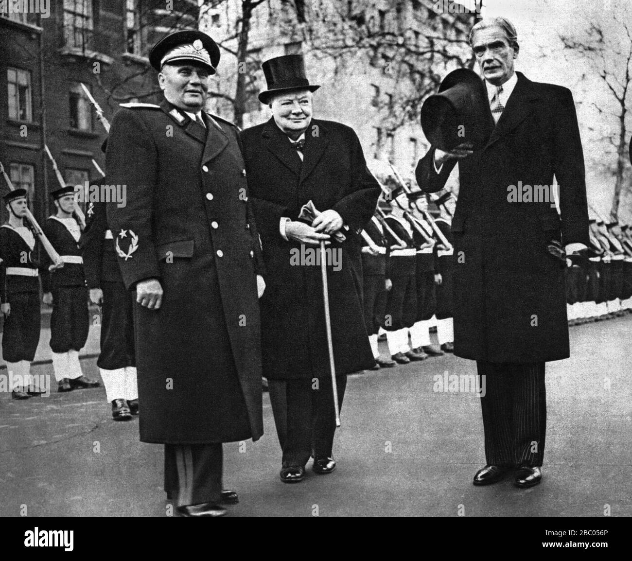 Winston Churchill et Anthony Eden, secrétaire aux Affaires étrangères, souhaitent la bienvenue au maréchal Tito de Yougoslavie pour des entretiens à Londres. 16 mars 1953 Banque D'Images
