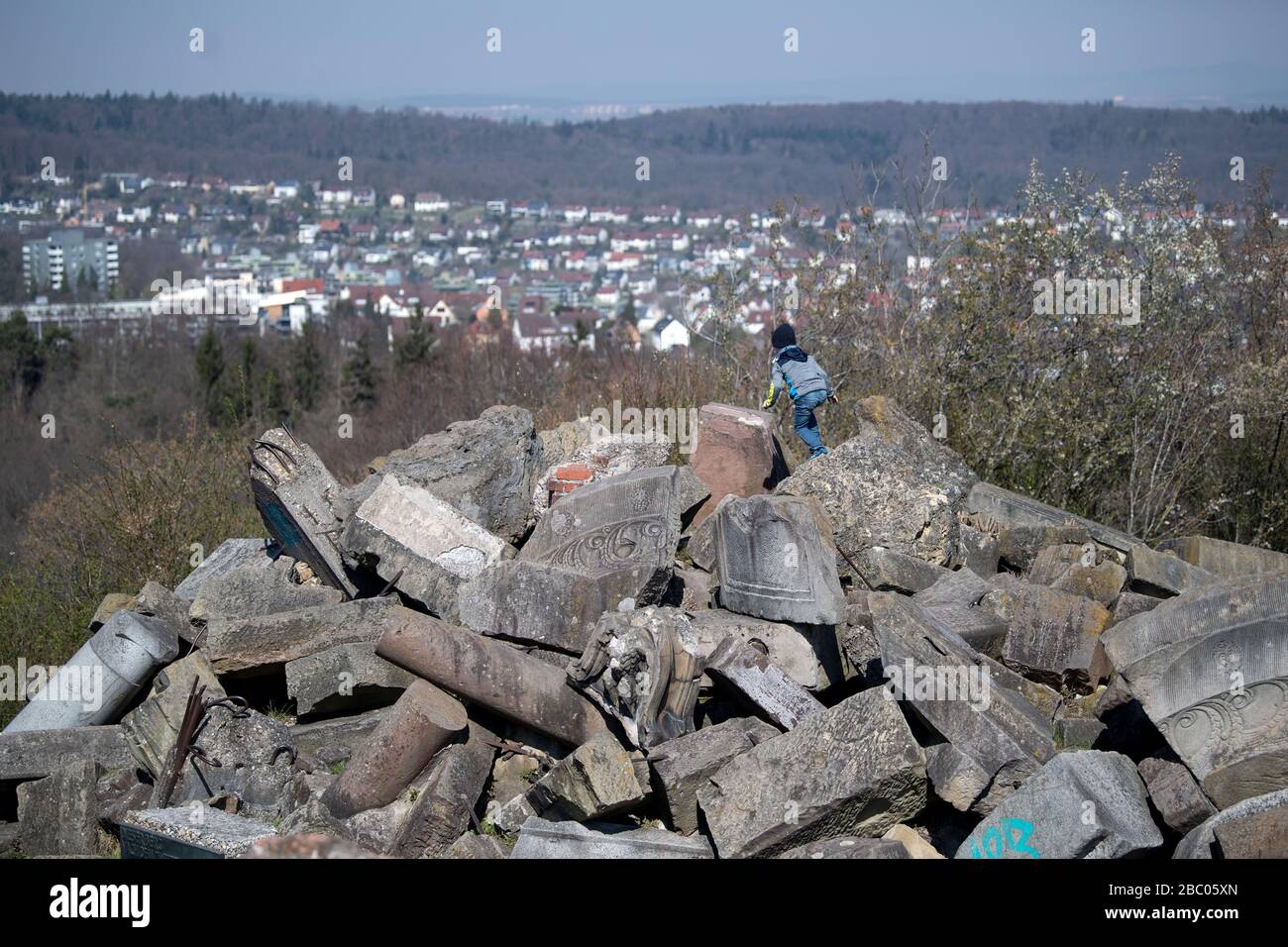 Stuttgart, Allemagne. 02 avril 2020. Un garçon monte sur des débris sur Birkenkopf, en arrière-plan le quartier de Stuttgart de Botnang peut être vu. Plus de 15 000 000 mètres cubes de décombres ont été déposés sur la colline après la seconde Guerre mondiale. La montagne est populairement connue sous le nom de 'Morte Scherbelino'. Crédit: Marijan Murat/dpa/Alay Live News Banque D'Images