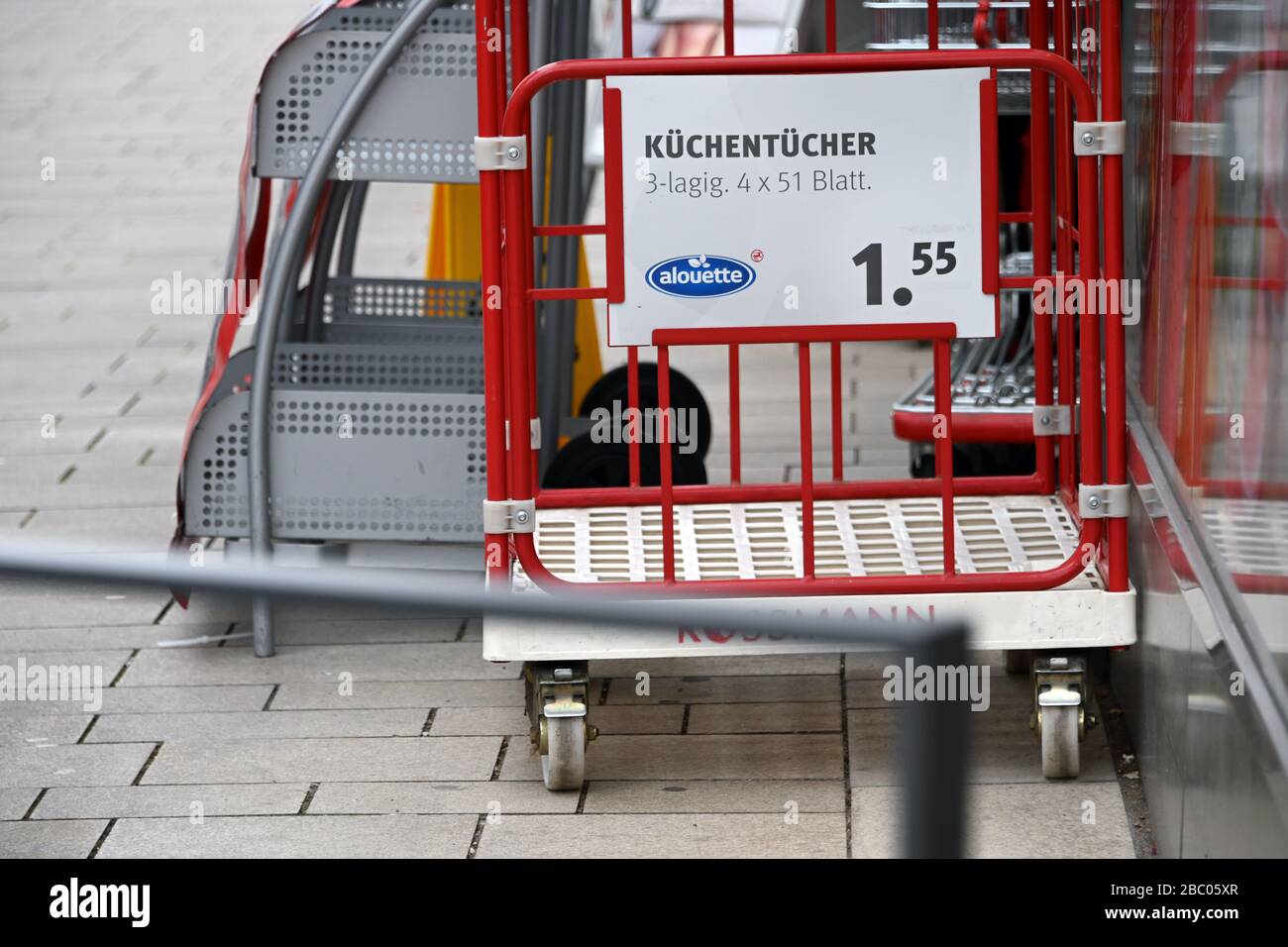 Hofgeismar, Allemagne. 02 avril 2020. Un chariot en face d'une pharmacie, où des serviettes de cuisine étaient offertes, a été acheté vide. À Hesse, aucune relaxation des règles de contact strictes pour contenir le coronavirus n'est en vue à court terme. Crédit: Uwe Zucchi/dpa/Alay Live News Banque D'Images