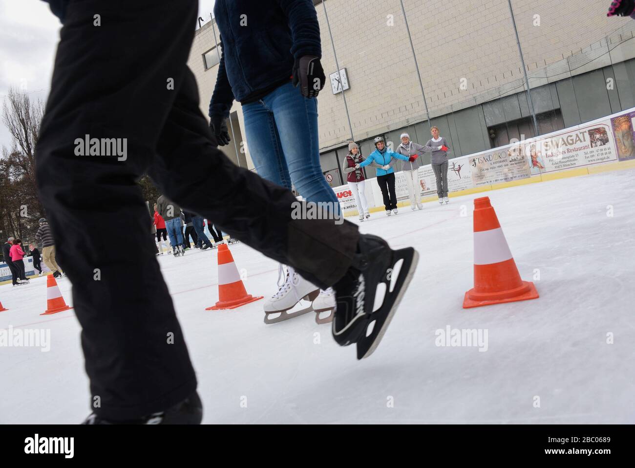 Les danseurs sur glace de Munich proposent gratuitement des cours de danse sur glace dans leur zone de cordonation du Prinzregentenstadion. [traduction automatique] Banque D'Images