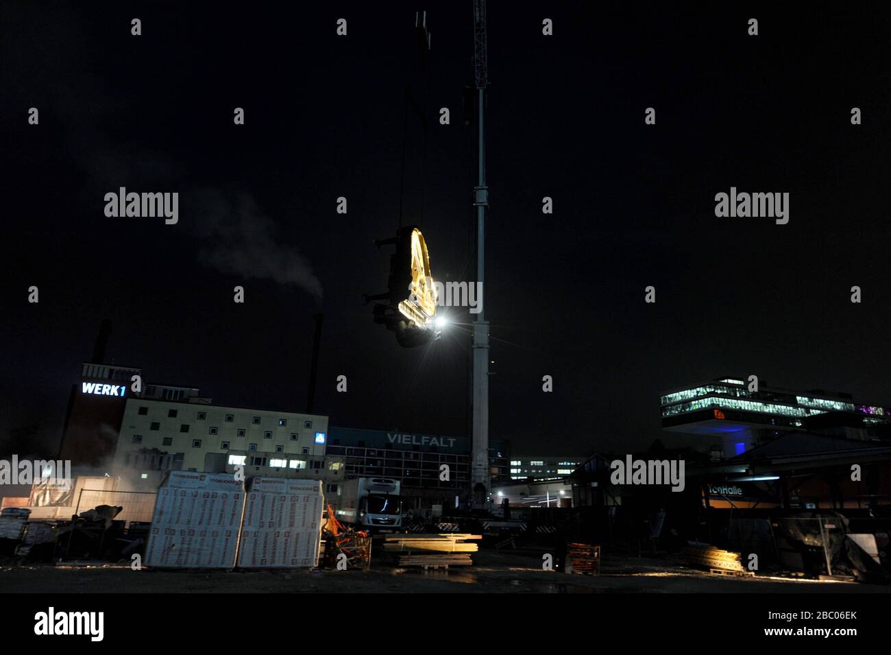 Piano vertical' par Alain Roche: À 6:45 le matin, le pianiste Alain Roche,  suspendu d'une grue, donne un concert dans le quartier de l'usine au-dessus  du chantier de la nouvelle salle de