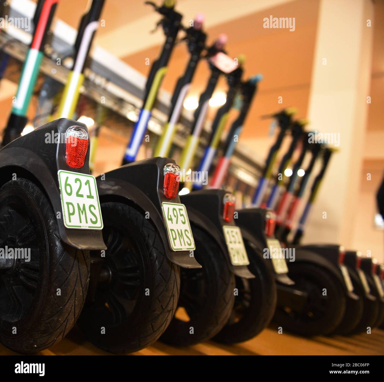 Les scooters électroniques de la start-up néerlandaise Dott, la sixième société de scooters électriques sur le marché de Munich, sur les lieux de la société à Garching. [traduction automatique] Banque D'Images