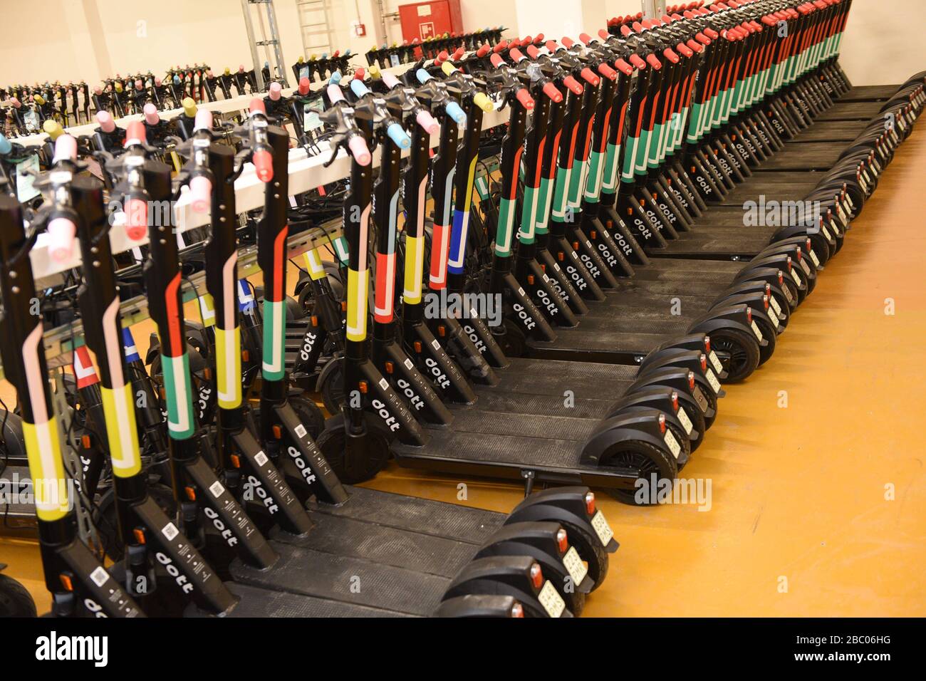 Les scooters électroniques de la start-up néerlandaise Dott, la sixième société de scooters électriques sur le marché de Munich, sur les lieux de la société à Garching. [traduction automatique] Banque D'Images