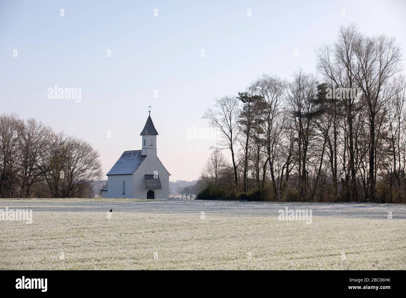 Vue sur la chapelle Saint-Rupert en face d'un verglas dans le quartier de Fürstenfeldbruck. [traduction automatique] Banque D'Images