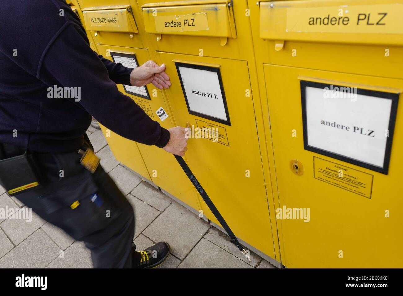 Courrier de Noël : à la succursale de poste de Goetheplatz, les boîtes aux lettres sont vidées plus souvent pendant la saison de Noël. [traduction automatique] Banque D'Images