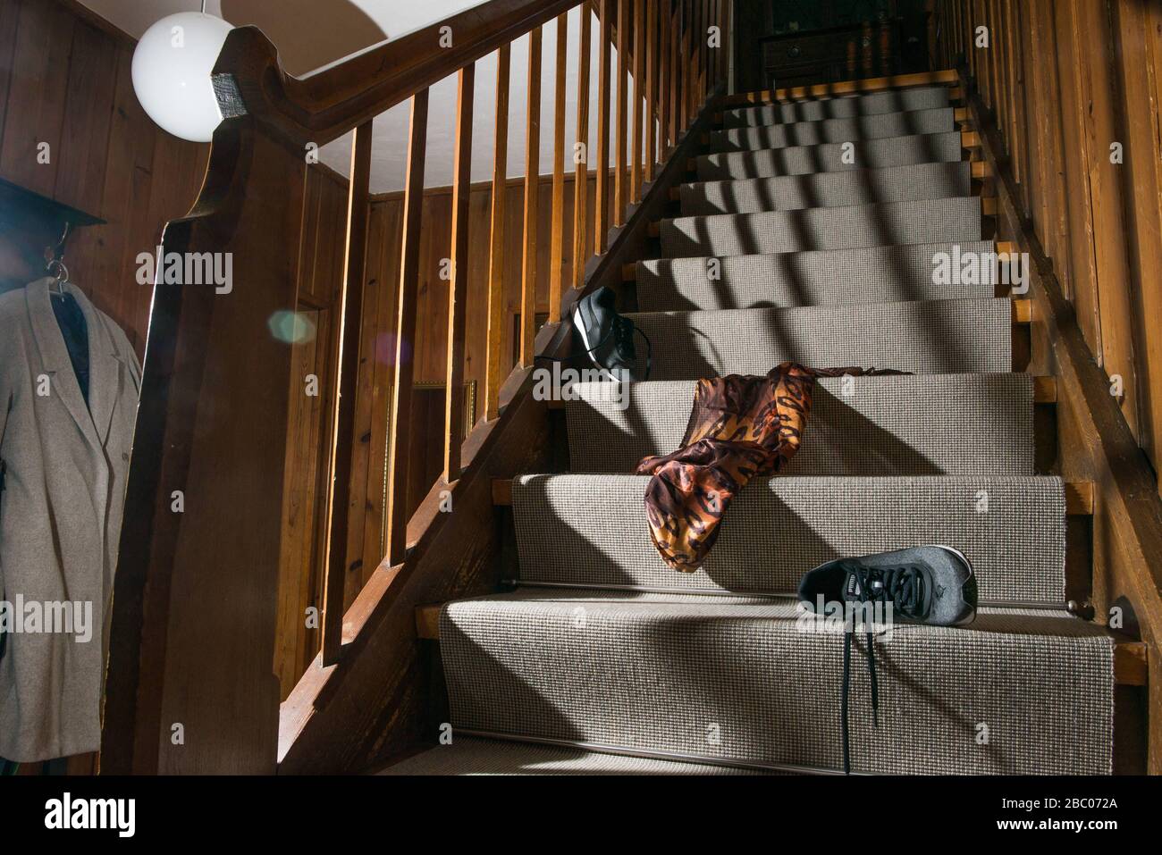 Symbole du crime violent : les vêtements et les chaussures sont dispersés sur les marches. [traduction automatique] Banque D'Images